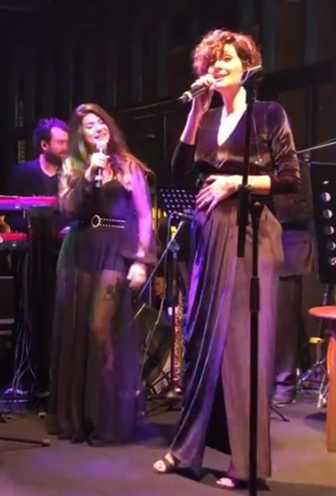 4 Aylı hamile olan Bergüzar Korel sahnede şarkı söyledi