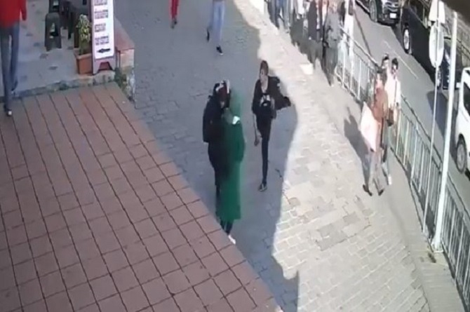 İstanbul'da skandal olay! Başörtülü genç kızlara saldırdı