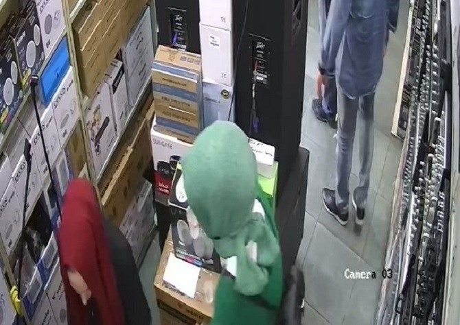 İstanbul'da skandal olay! Başörtülü genç kızlara saldırdı