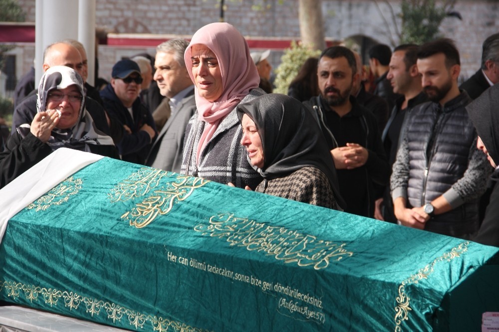 Siyanürden ölen aile son yolculuğuna uğurlandı