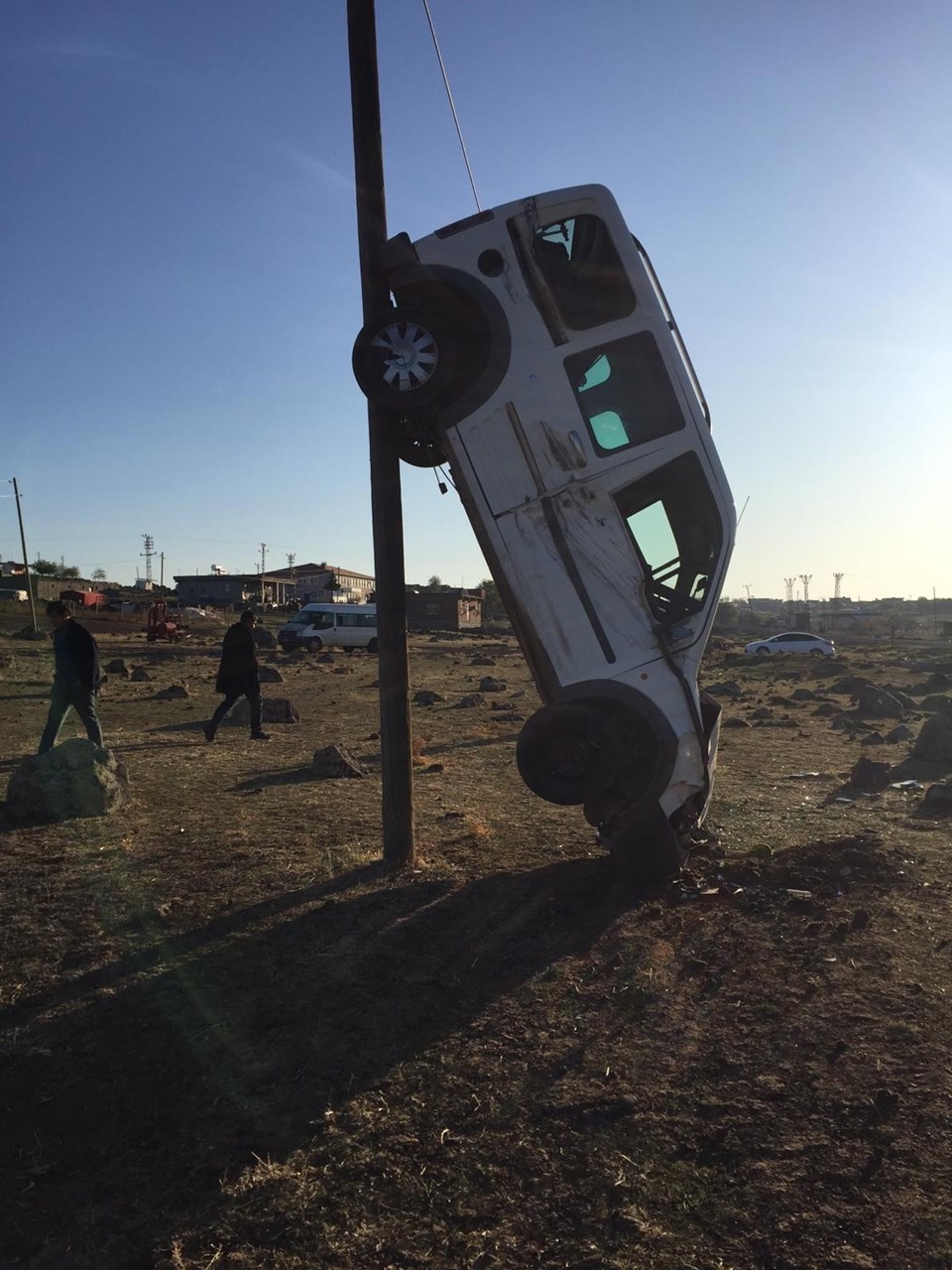 Kaza yapan aracın 'dik' görüntüsü görenleri şaşırttı