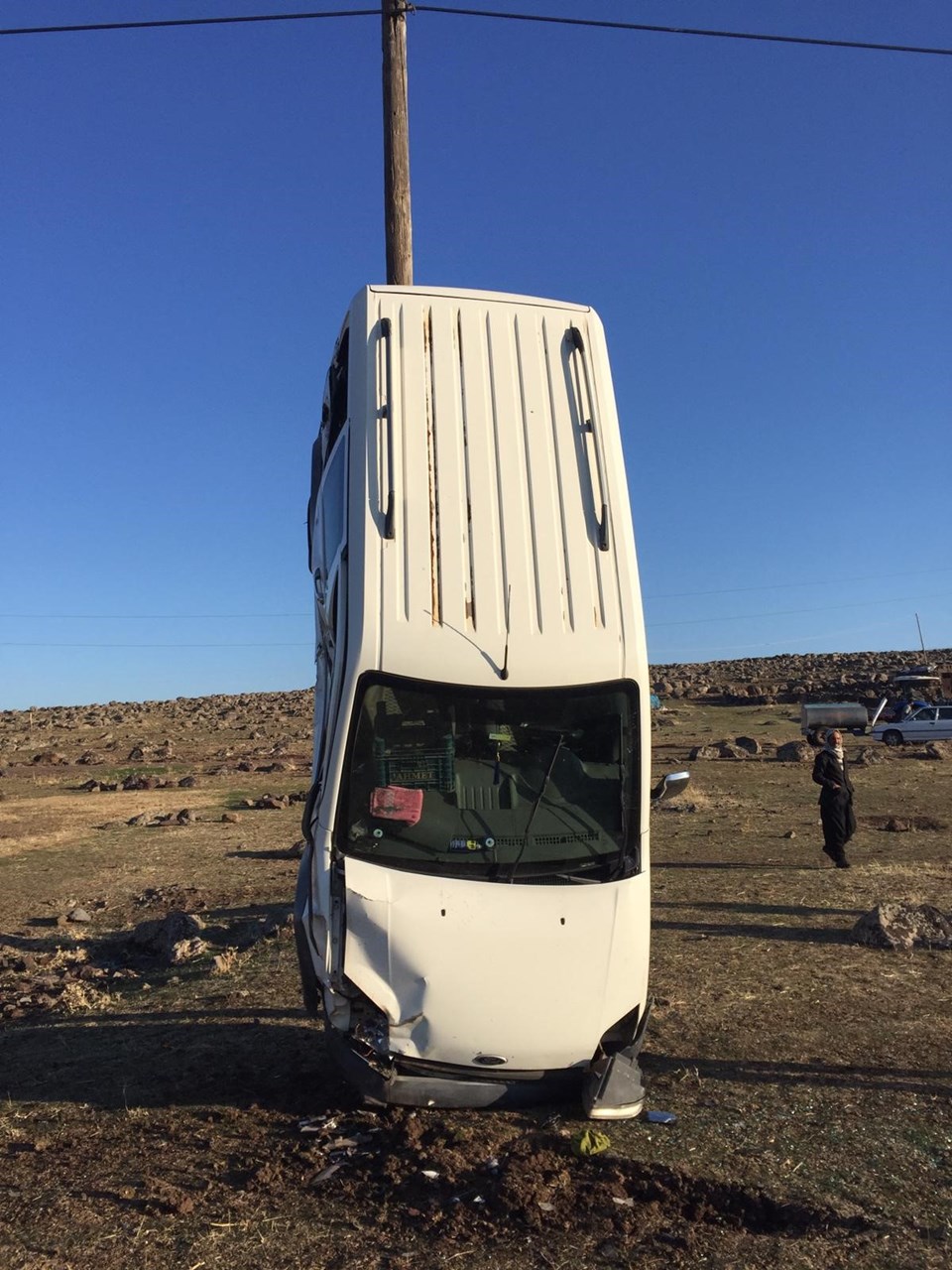 Kaza yapan aracın 'dik' görüntüsü görenleri şaşırttı
