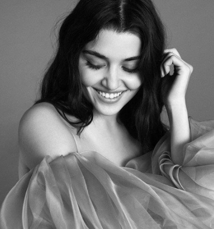 Hande Erçel'in verdiği pozlar sosyal medyada büyük beğeni aldı