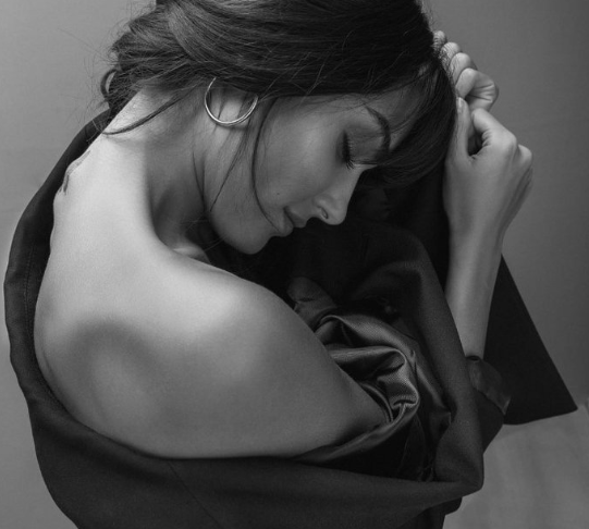 Hande Erçel'in verdiği pozlar sosyal medyada büyük beğeni aldı