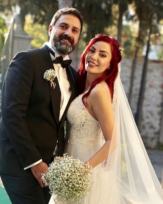Erhan Çelik ve eşi Özlem Gültekin'den sarmaş dolaş poz