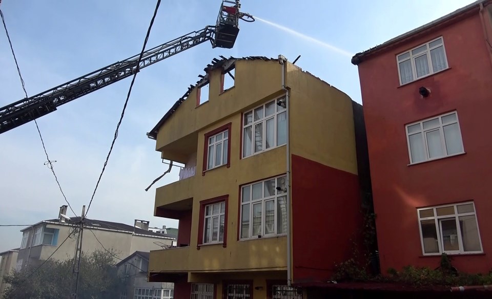 Pendik'teki 3 katlı binanın çatı katında yangın