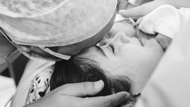 Bebeği Fikret Ali'yi kucağına alan Hazal Kaya taburcu oldu