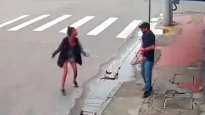 1 lira 35 kuruş için! Gündüz vakti, sokağın ortasında...