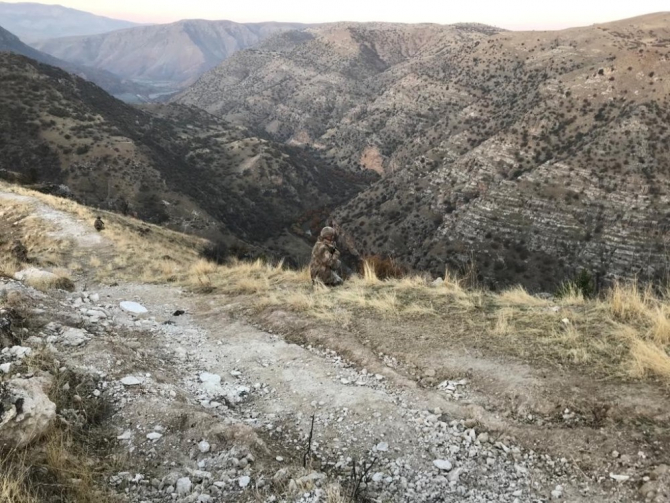 Teröristler tarafından toprağa gömülen patlayıcı imha edildi