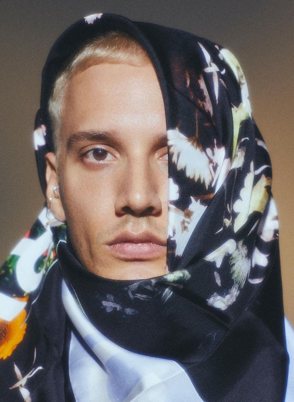 Şarkıcı Edis sosyal medyada gündem oldu! Başörtü takıp poz verdi