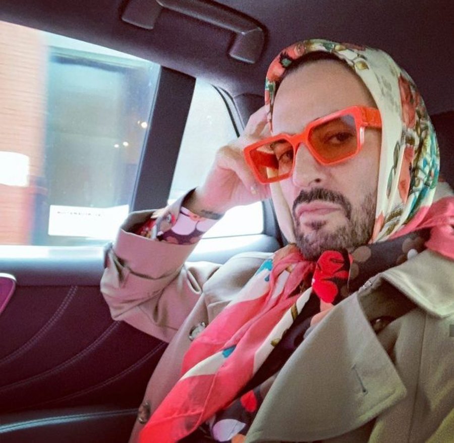 Şarkıcı Edis sosyal medyada gündem oldu! Başörtü takıp poz verdi