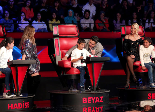 4 yaşındaki küçük kızın şarkı performansı Haluk Levent'i mesrur etti