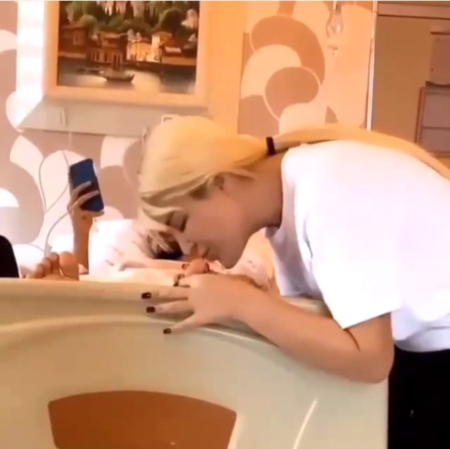 Selin Ciğerci kocasının ayaklarını öptü