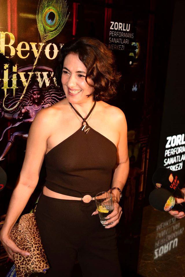 Meltem Cumbul sütyensiz gözüktü! Tüm flaşlar patladı