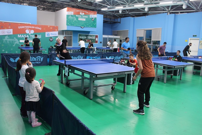 Pendik'te öğretmenler masa tenisi turnuvasında kıyasıya yarıştı