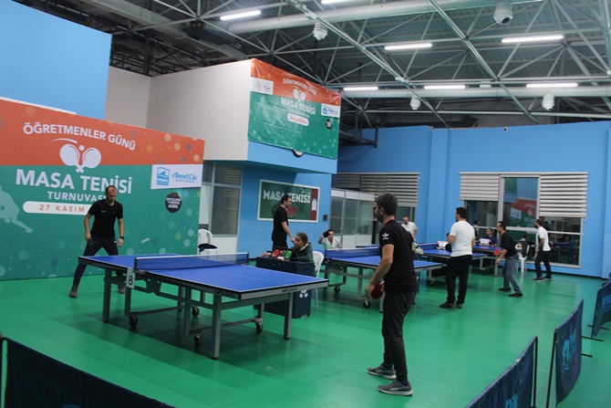 Pendik'te öğretmenler masa tenisi turnuvasında kıyasıya yarıştı