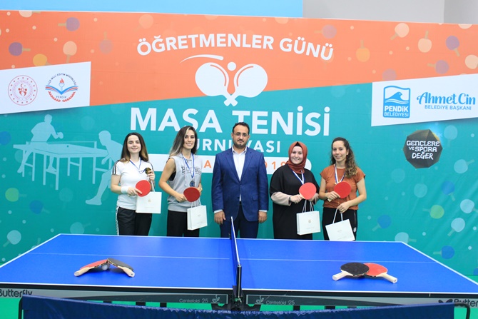 Pendik'te öğretmenler masa tenisi turnuvasında kıyasıya yarıştı