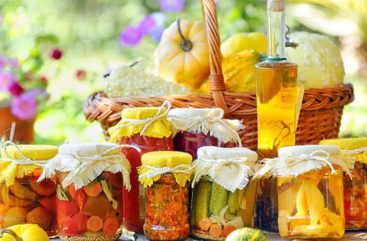 Botulizm tehlikesi neredeyse can alıyordu! Evde yaptıkları turşuyu yediler zehirlendiler...