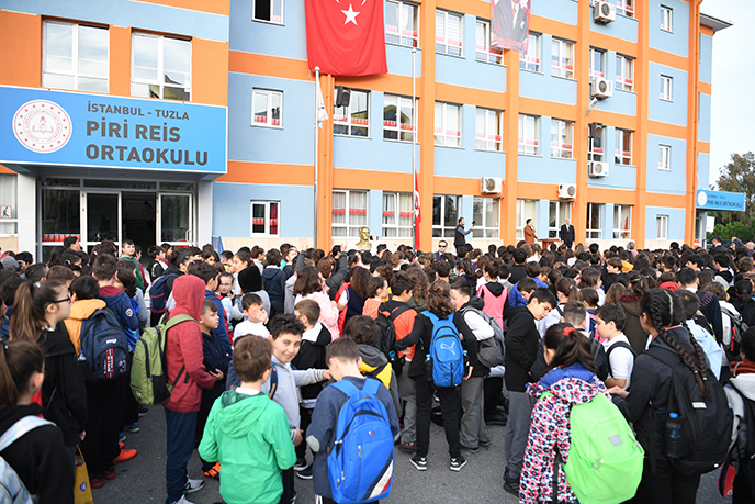 Tuzla'da Dr. Şadi Yazıcı bayrak töreniyle öğrencilerle buluşmaya devam ediyor