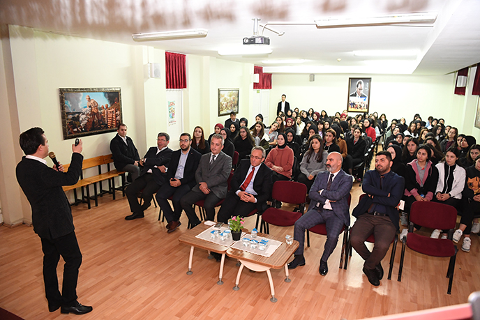 Tuzla'da Dr. Şadi Yazıcı bayrak töreniyle öğrencilerle buluşmaya devam ediyor