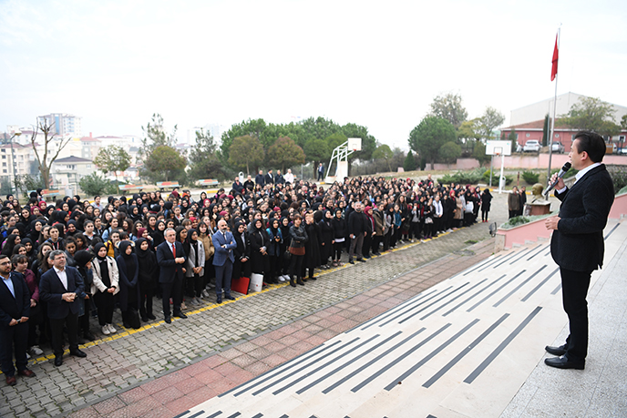 Tuzla'da Dr. Şadi Yazıcı bayrak töreniyle öğrencilerle buluşmaya devam ediyor