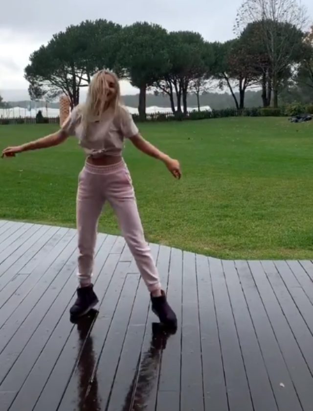 Aleyna'dan yağmur altında kıvrak dans gösterisi