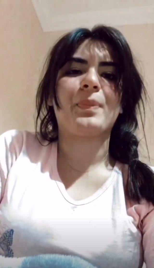 Hanife Gürdal takipçisinin yorumunu tükürerek eleştirdi