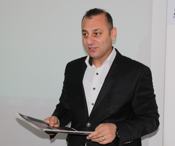 Evren Law ve John Law, Adanalı fotoğraf severlerle Arka Plan’da buluştu