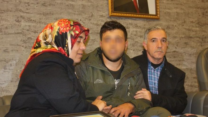 HDP önünde otruma eylemi yapan Hatice Ceylan 4 yıl sonunda oğlu Cafere kavuştu