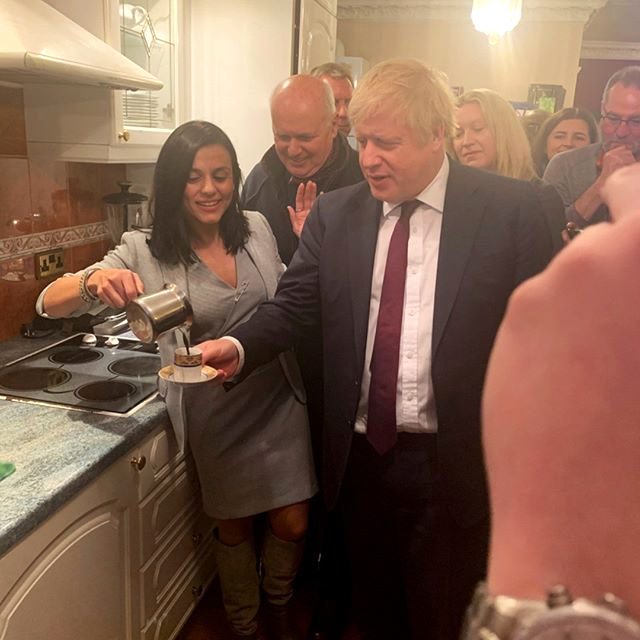 90'lı yılların unutulmaz şarkıcısı Eylem'den Boris Johnson'a Türk kahvesi ikramı