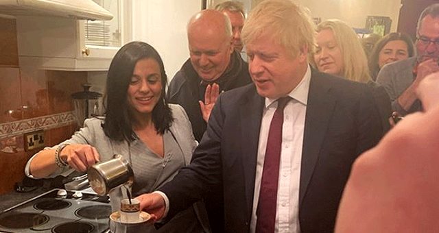 90'lı yılların unutulmaz şarkıcısı Eylem'den Boris Johnson'a Türk kahvesi ikramı