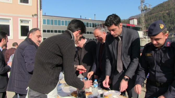 Sınav öncesi motivasyon için hamsi festivali düzenlediler