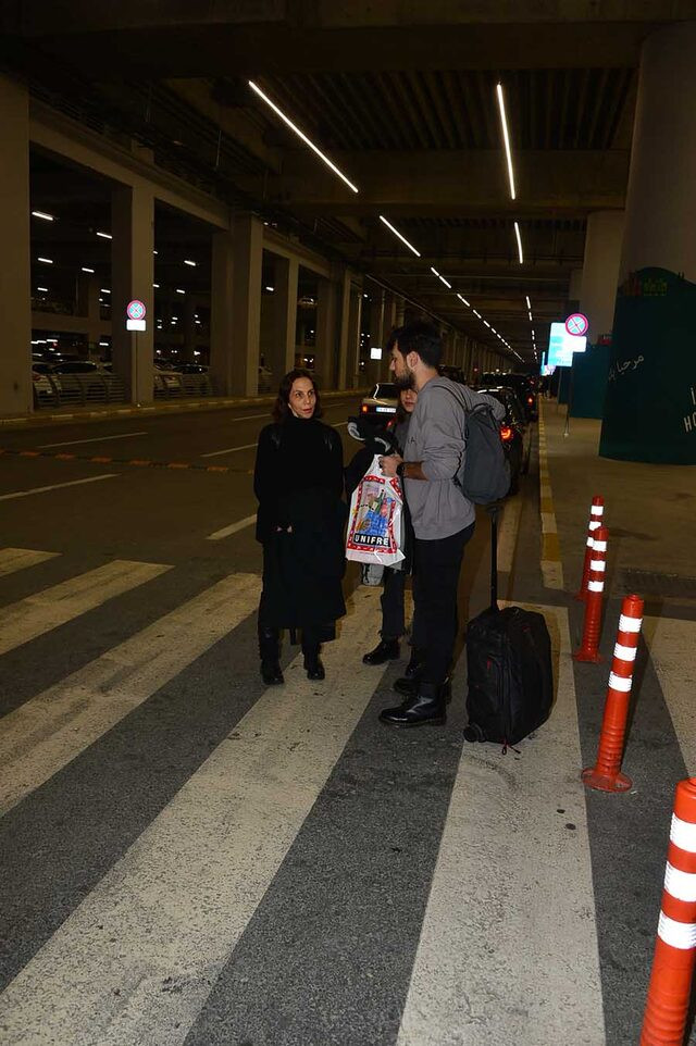 Makyajsız görüntülenen Sertap Erener magazincilere ateş püskürdü