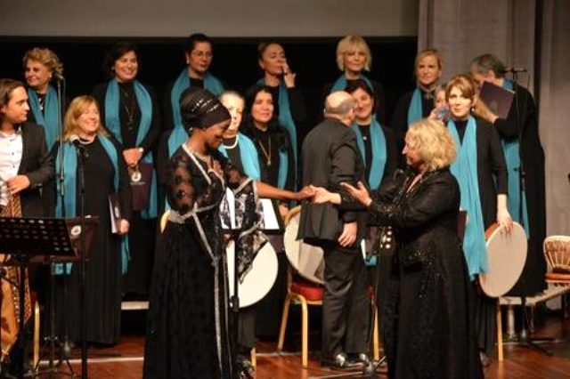 Dünyaca ünlü şarkıcı Della Miles ilahi söyledi