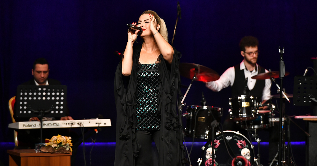 Üsküdar Aşkın Tuna'nın şarkılarıyla mest oldu