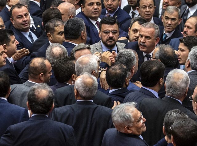 15 Temmuz şehitleri için toplanan paralar Mecliste tartışma çıkarttı