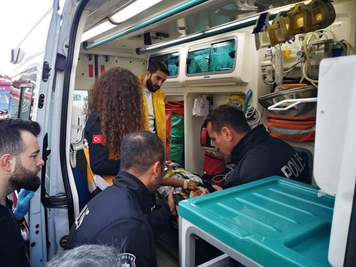 Otomobil park halindeki araçlara daldı: 5 yaralı