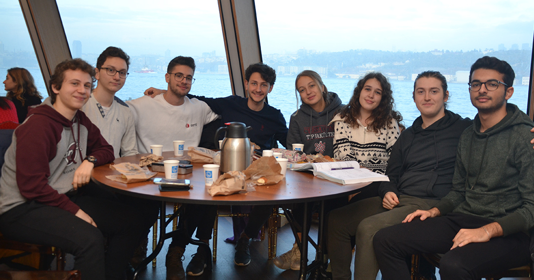 Valide Sultan'nın geçen haftaki konukları Hüseyin Avni Sözen Anadolu Lisesi oldu