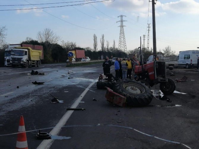 Tırla çarpışan traktör parçalara bölündü: 1 yaralı