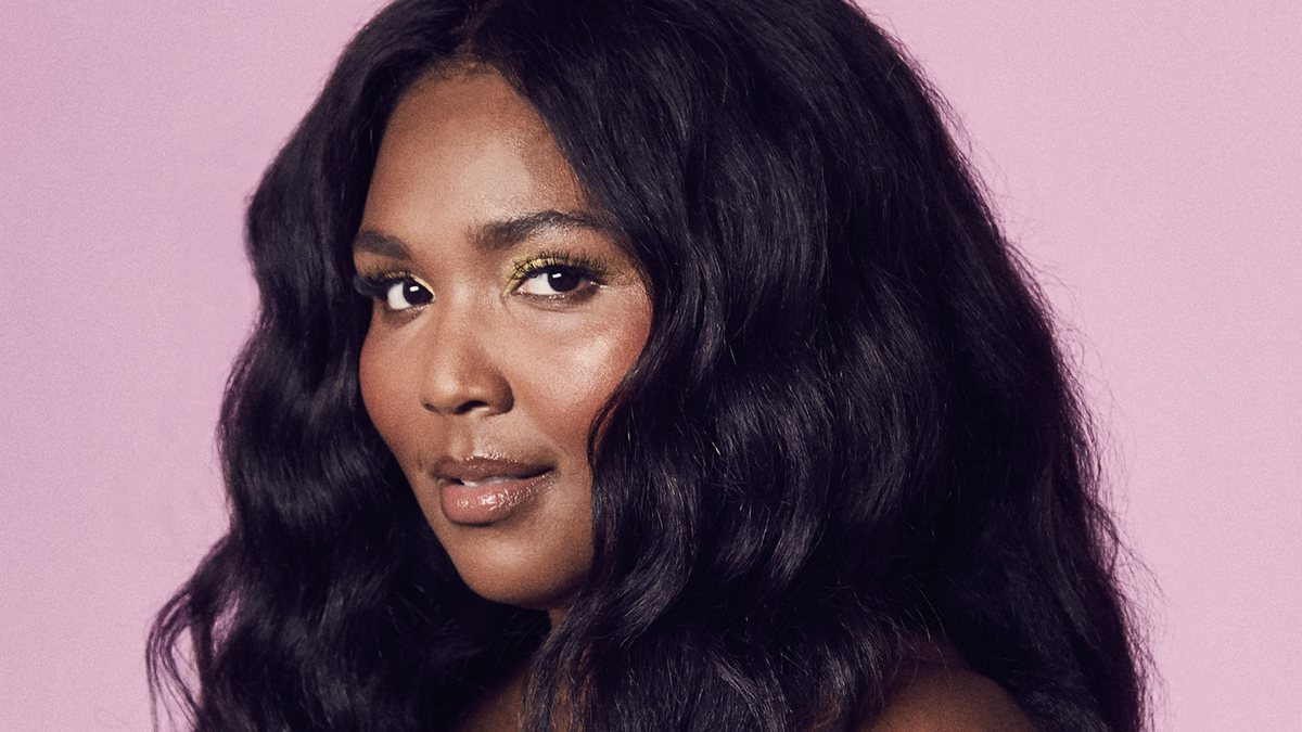 Ünlü şarkıcı ele güne rezil oldu! Dans derken masadan düştü