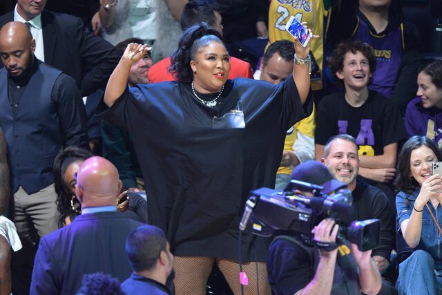 Ünlü şarkıcı ele güne rezil oldu! Dans derken masadan düştü