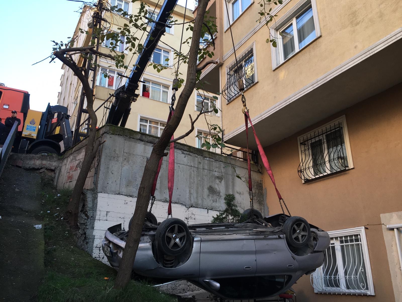 Otomobil istinat duvarından bahçeye düştü