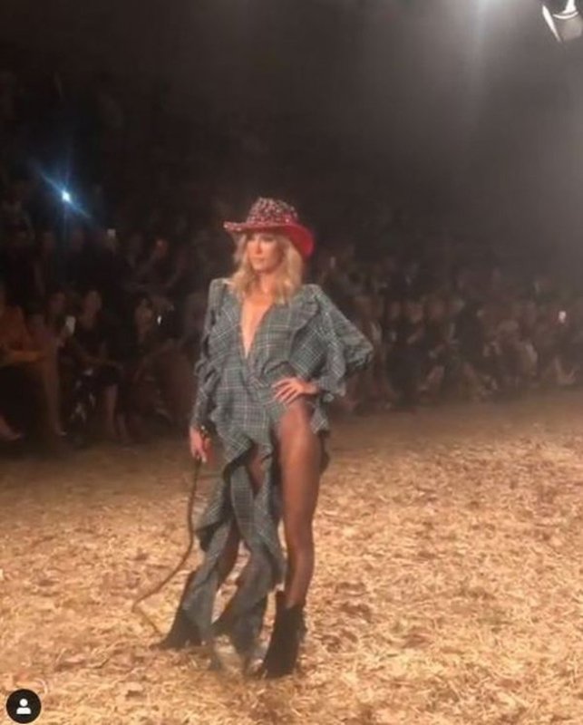 Çağla Şıkel’e takipçisinden kırbaç sorusu