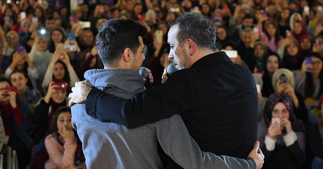Haluk Levent konseri Üsküdarlı gençlerin gönüllerini tazeledi