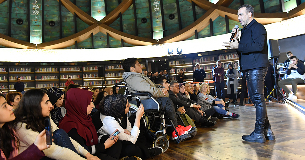 Haluk Levent konseri Üsküdarlı gençlerin gönüllerini tazeledi