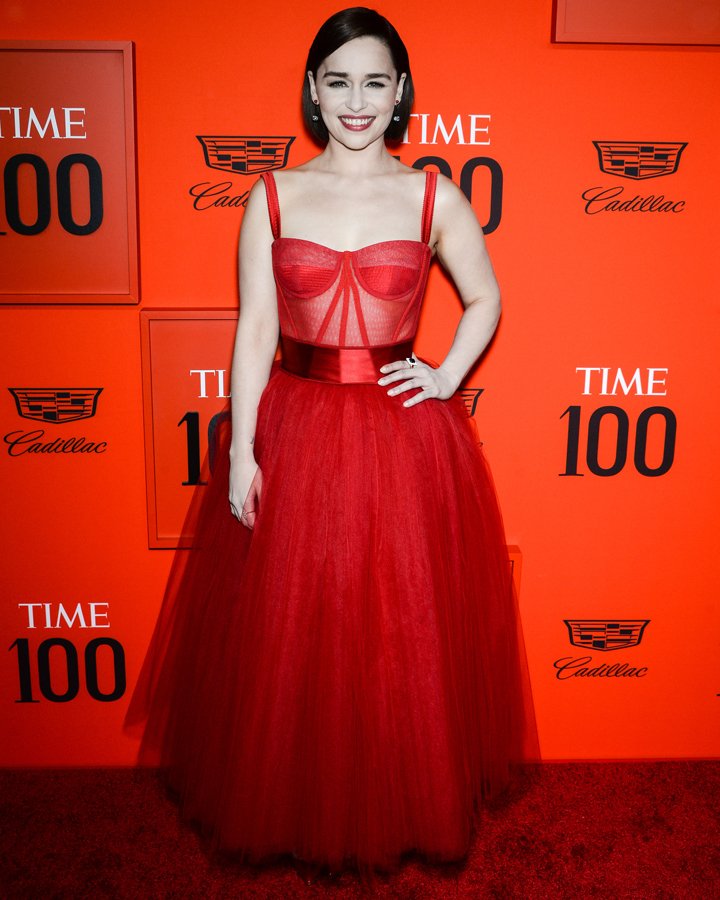 Hadise kırmızı elbisesiyle yeni yıla erken girdi