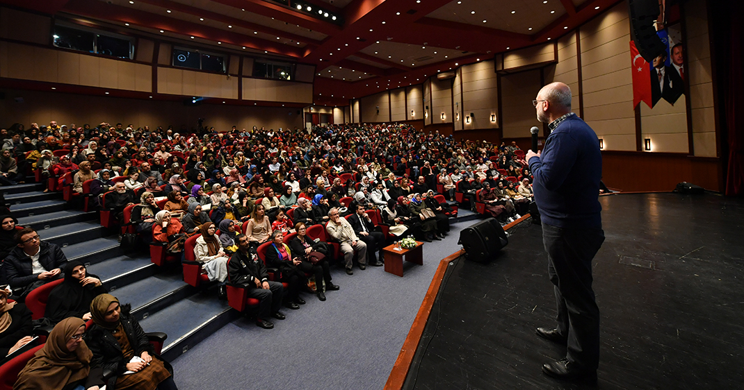 Üsküdar'da Kemal Sayar "Sanal Dünyada Gerçek Kalmak" konusuna değindi
