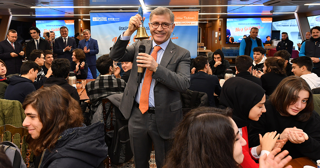 Valide Sultan Gemisi liselileri ağırlamaya devam ediyor