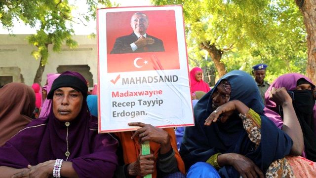 Somaliler terör saldırısını, Erdoğan posterleriyle kınadılar 