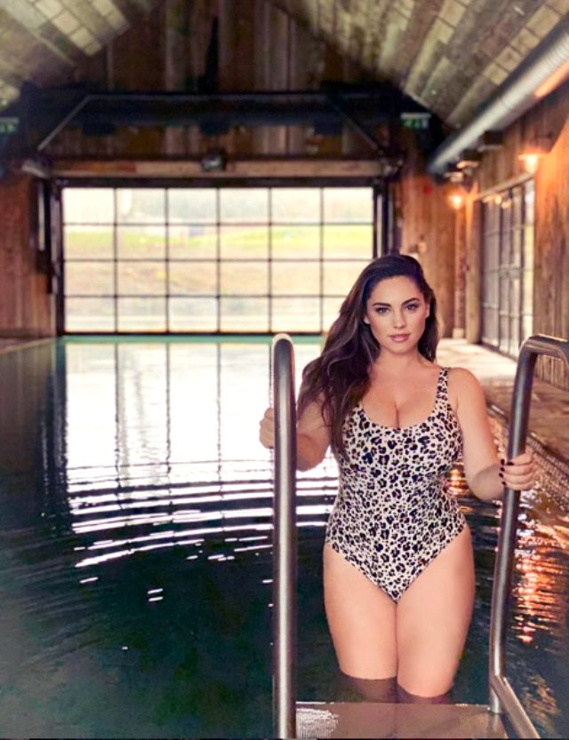 Kelly Brook kış demedi kendini karların arasına attı!